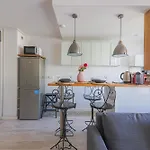 Studio Apartment-4P -Pierre Leve With Netflix