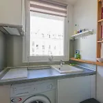 Studio Apartment-4P -Pierre Leve With Netflix